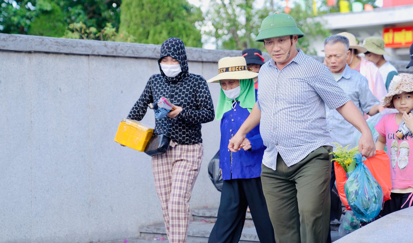 Thân nhân liệt sĩ Phùng Văn Môn đến Nghĩa trang liệt sĩ Quốc gia Đường 9 Thân nhân liệt sĩ Phùng Văn Môn đến Nghĩa trang liệt sĩ Quốc gia Đường 9