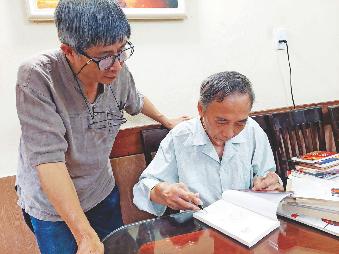 Nhà thơ Thanh Thảo ký tặng sách cho tác giả bài viết ảnh: Phạm Đương