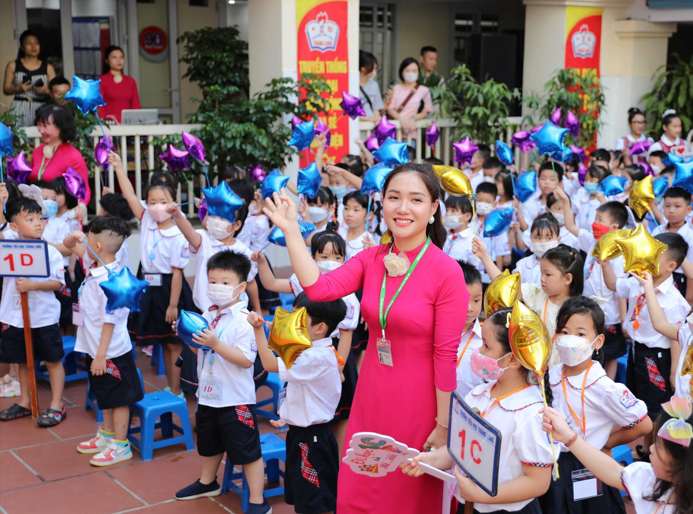 Cô giáo Trường tiểu học Thăng Long, quận Hoàn Kiếm, Hà Nội đón học sinh lớp 1 ngày 22/8 Cô giáo Trường tiểu học Thăng Long, quận Hoàn Kiếm, Hà Nội đón học sinh lớp 1 ngày 22/8