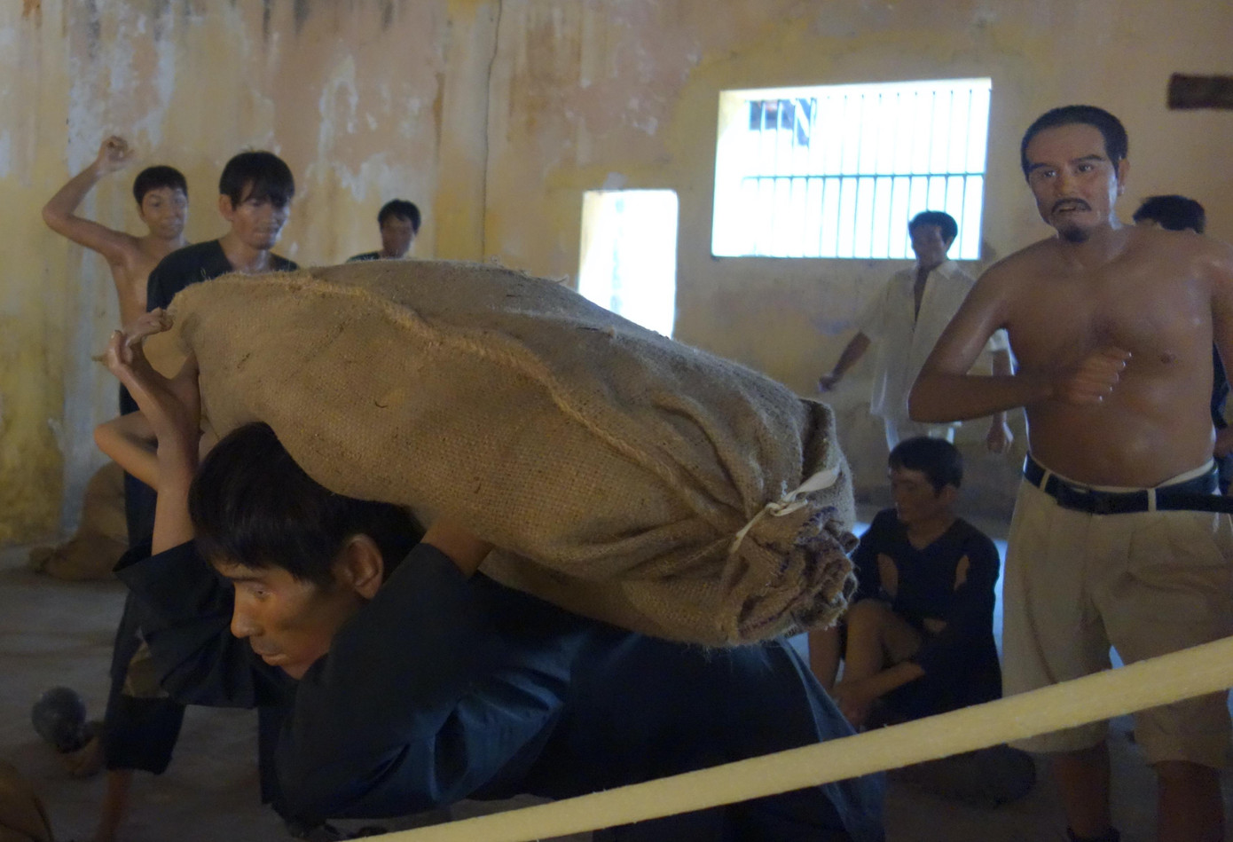 Những bức tượng sáp minh họa lại sự dã man của kẻ thù tại hầm Xay lúa Những bức tượng sáp minh họa lại sự dã man của kẻ thù tại hầm Xay lúa