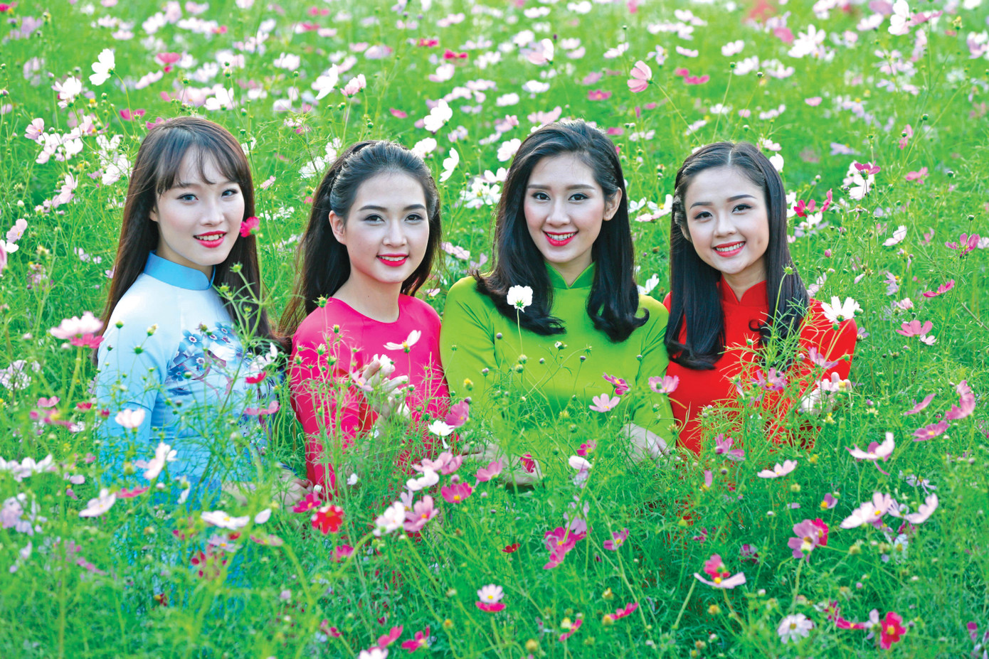 Thiếu nữ bên hoa