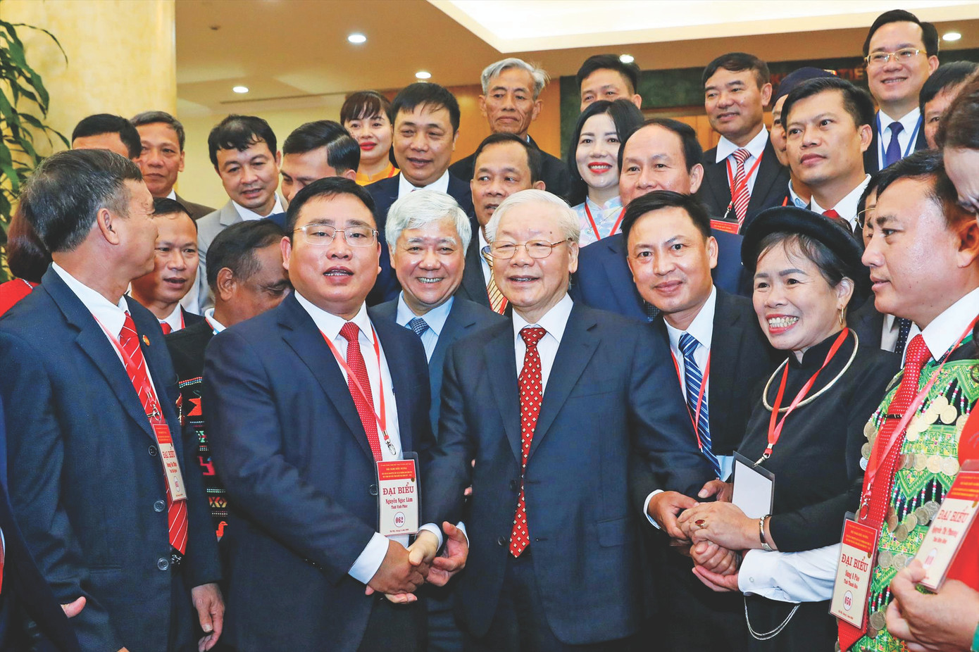 Tổng Bí thư Nguyễn Phú Trọng gặp gỡ các cán bộ mặt trận cấp xã tiêu biểu. Ảnh: Nhật Minh