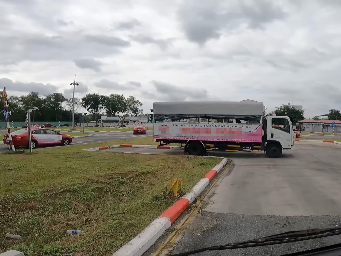 Khu vực sân tập của một trung tâm đào tạo và sát hạch lái xe ở TPHCM. Khu vực sân tập của một trung tâm đào tạo và sát hạch lái xe ở TPHCM.