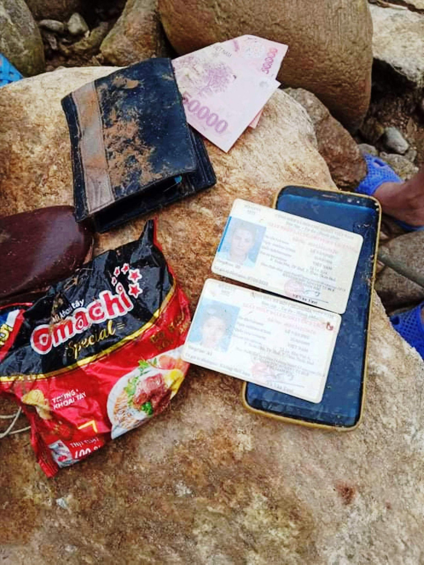 Di vật của nạn nhân mất tích Lê Văn Phú được tìm thấy tại một bãi bồi trên sông Rào Trăng vào cuối tháng 3 vừa qua