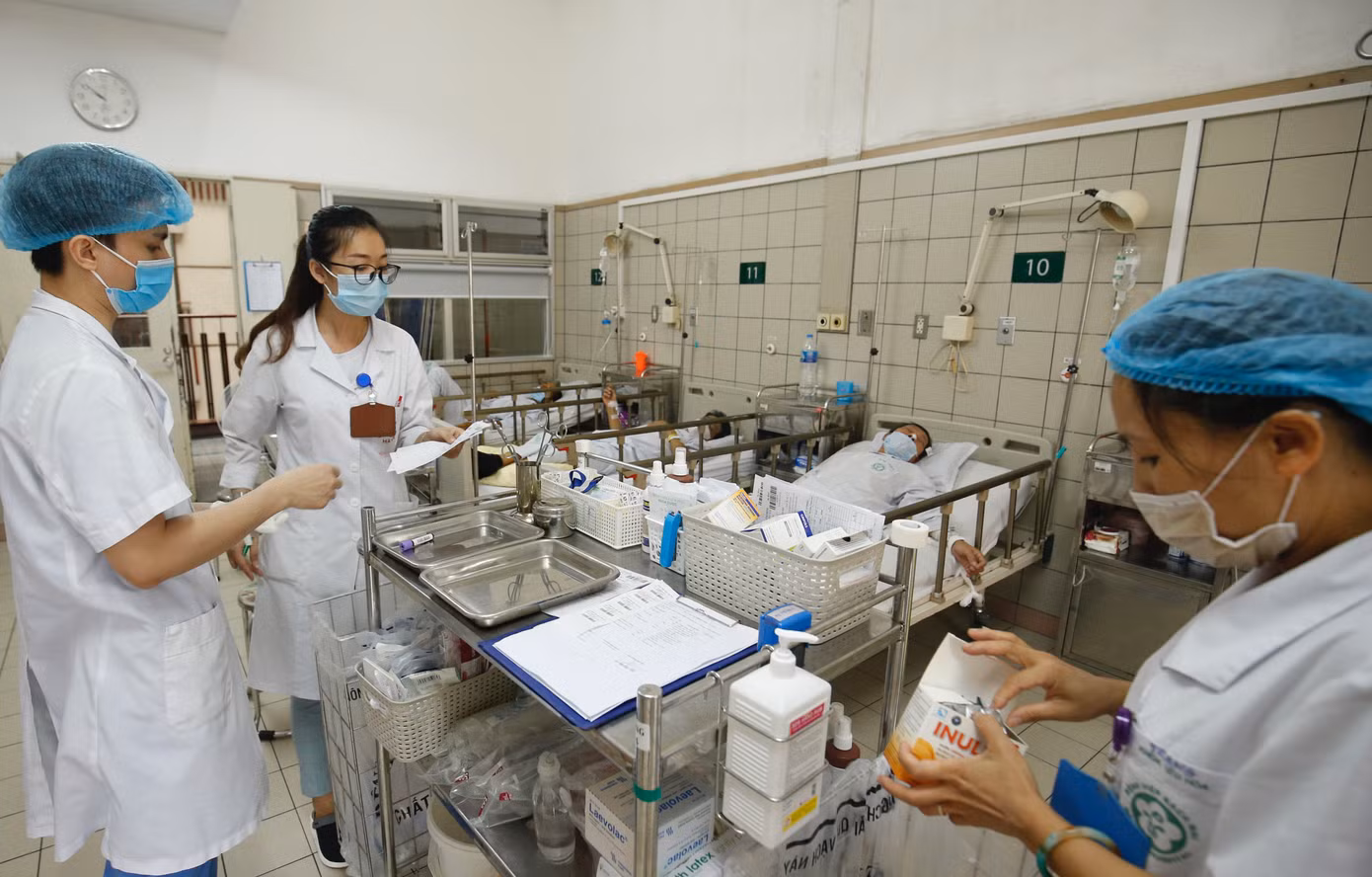 Y bác sỹ chăm sóc bệnh nhân tại Bệnh viện Bạch Mai (Hà Nội)