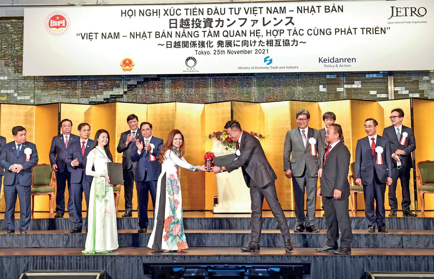 Nguyễn Ngọc Huyền ký kết hợp tác với Công ty Endo Seian (Nhật Bản) về xuất khẩu đậu đỏ và các sản phẩm chế biến từ đậu đỏ sang Nhật Bản, trước sự chứng kiến của Thủ tướng Phạm Minh Chính Ảnh: M.G.