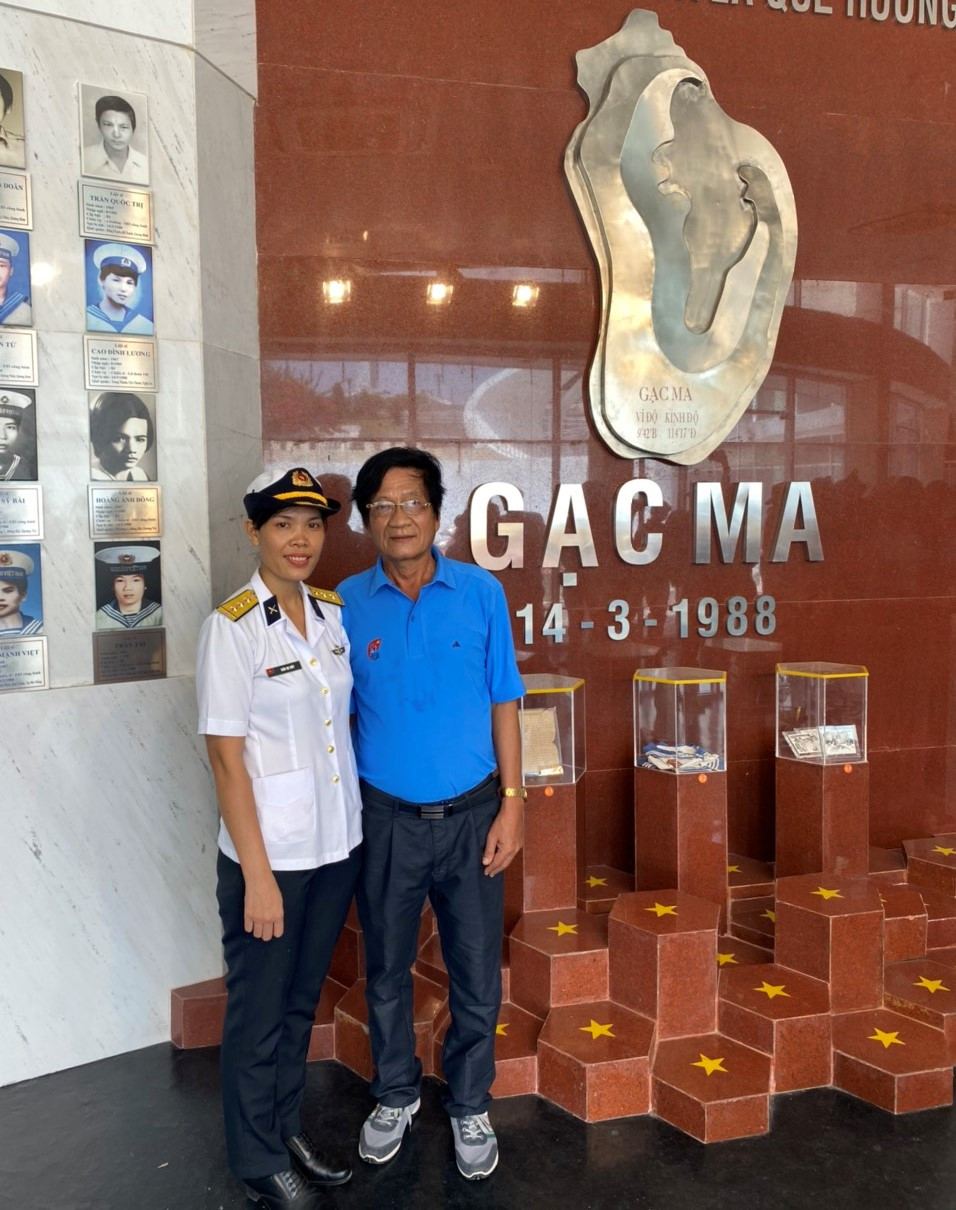 Nhà báo Lê Việt Quân và Thượng úy Trần Mai Thủy ở Khu tưởng niệm Gạc Ma
