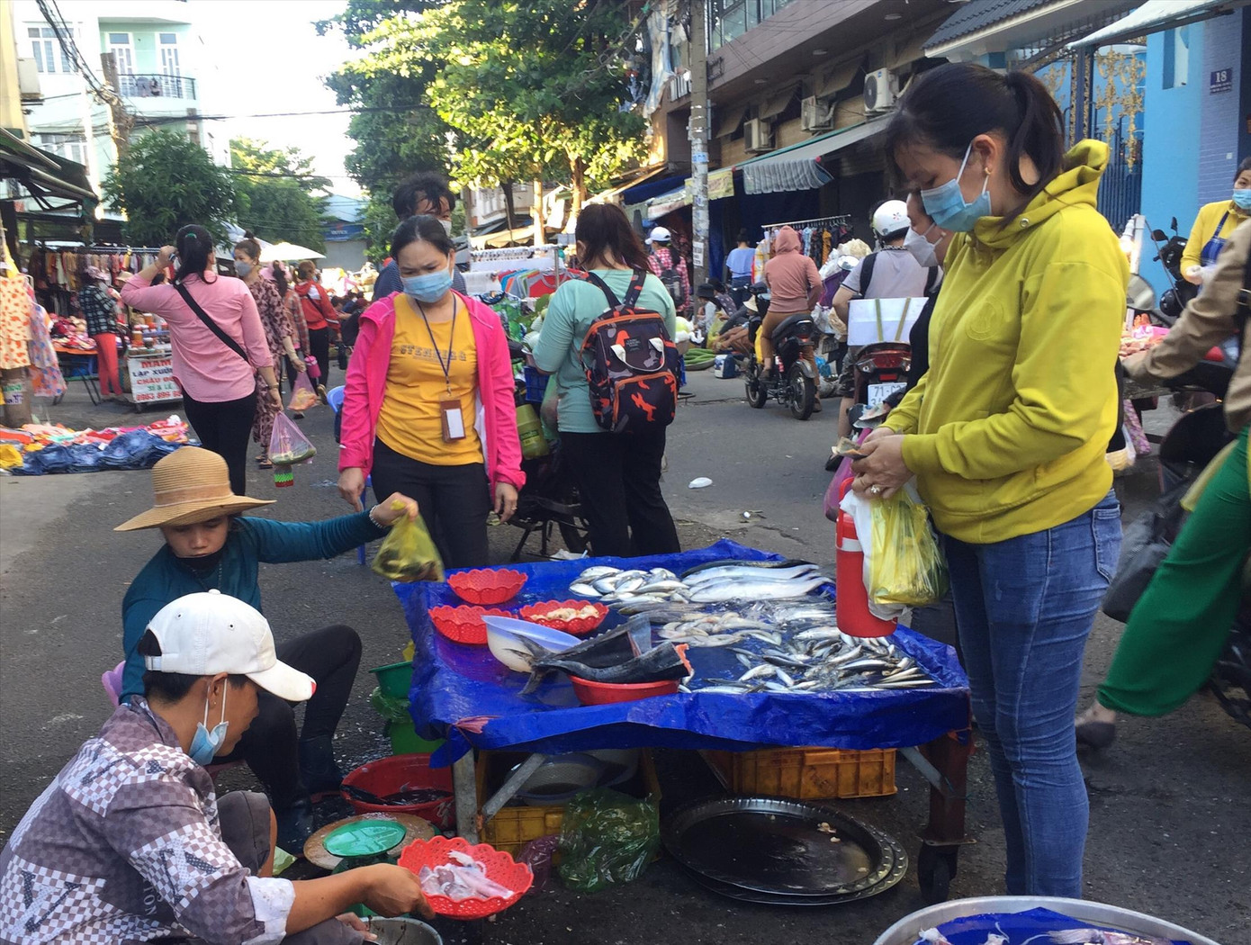 Nhiều công nhân ở TPHCM gặp khó khăn trước cơn bão giá. Ảnh: Hoàng Trang