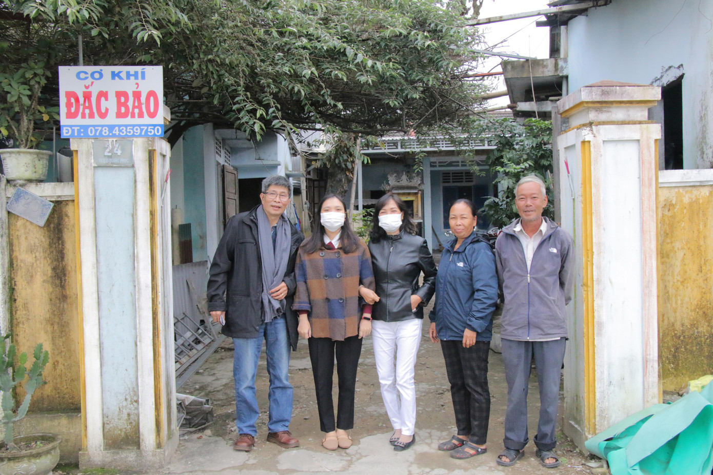 Bên vợ con và người thân Lê Viết Tường trước ngôi nhà xưa - ảnh Nam Cường Bên vợ con và người thân Lê Viết Tường trước ngôi nhà xưa - ảnh Nam Cường