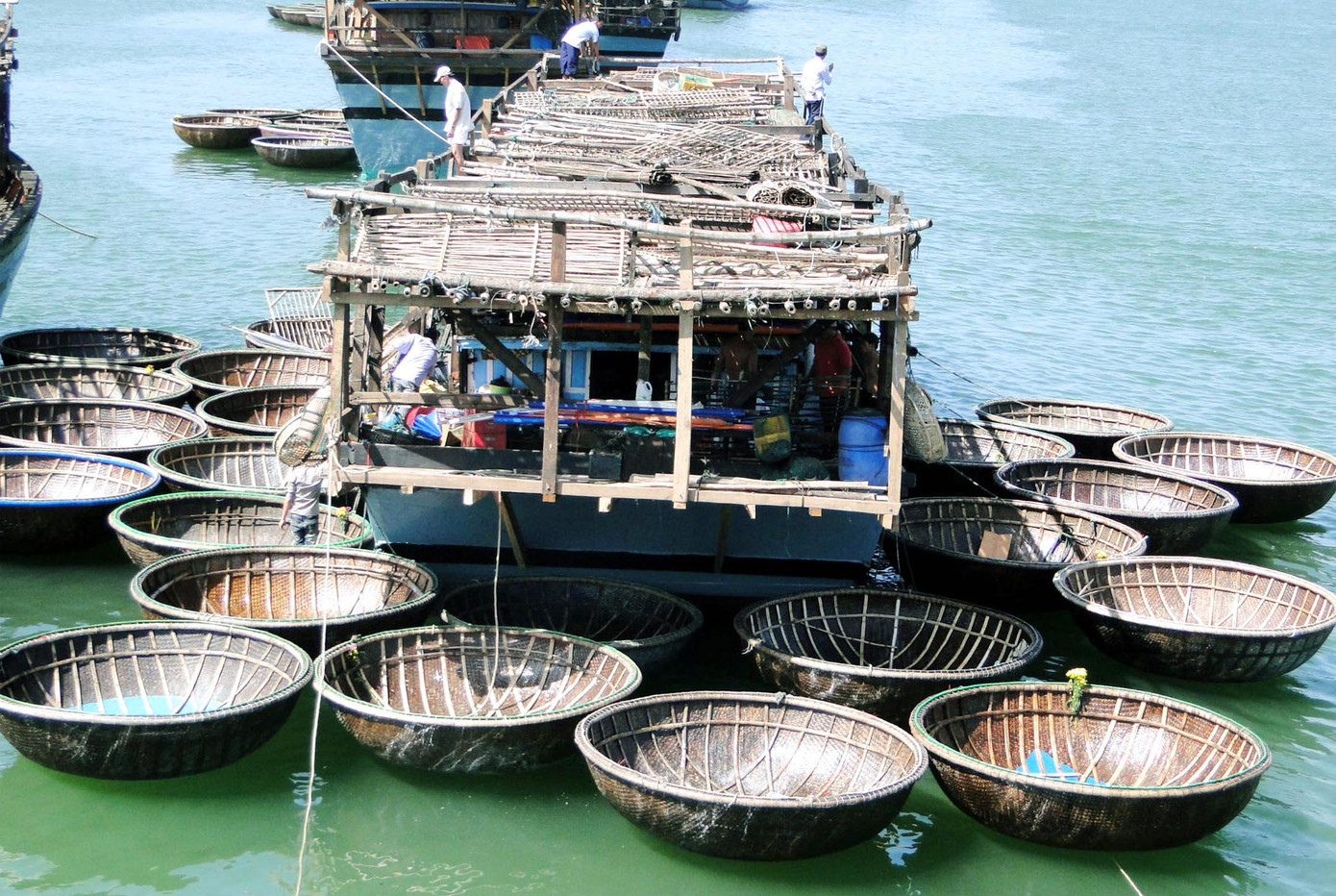 Tàu câu mực như những ngôi nhà nổi giữa Trường Sa. Ảnh: Văn Chương Tàu câu mực như những ngôi nhà nổi giữa Trường Sa. Ảnh: Văn Chương