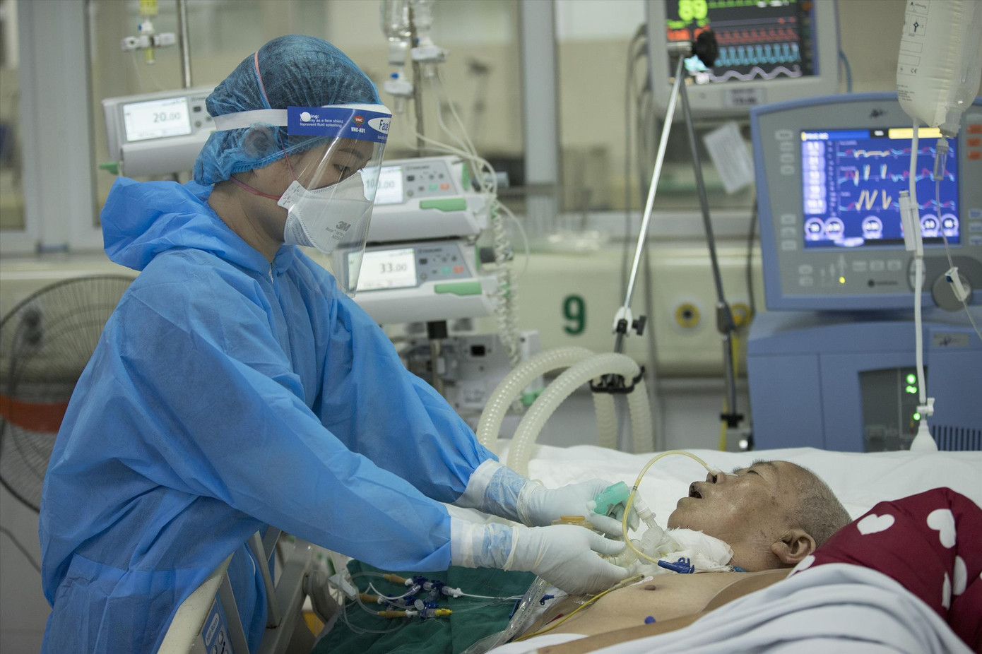 Bệnh nhân COVID-19 nặng điều trị tại Hà NộiẢnh: Thái Hà