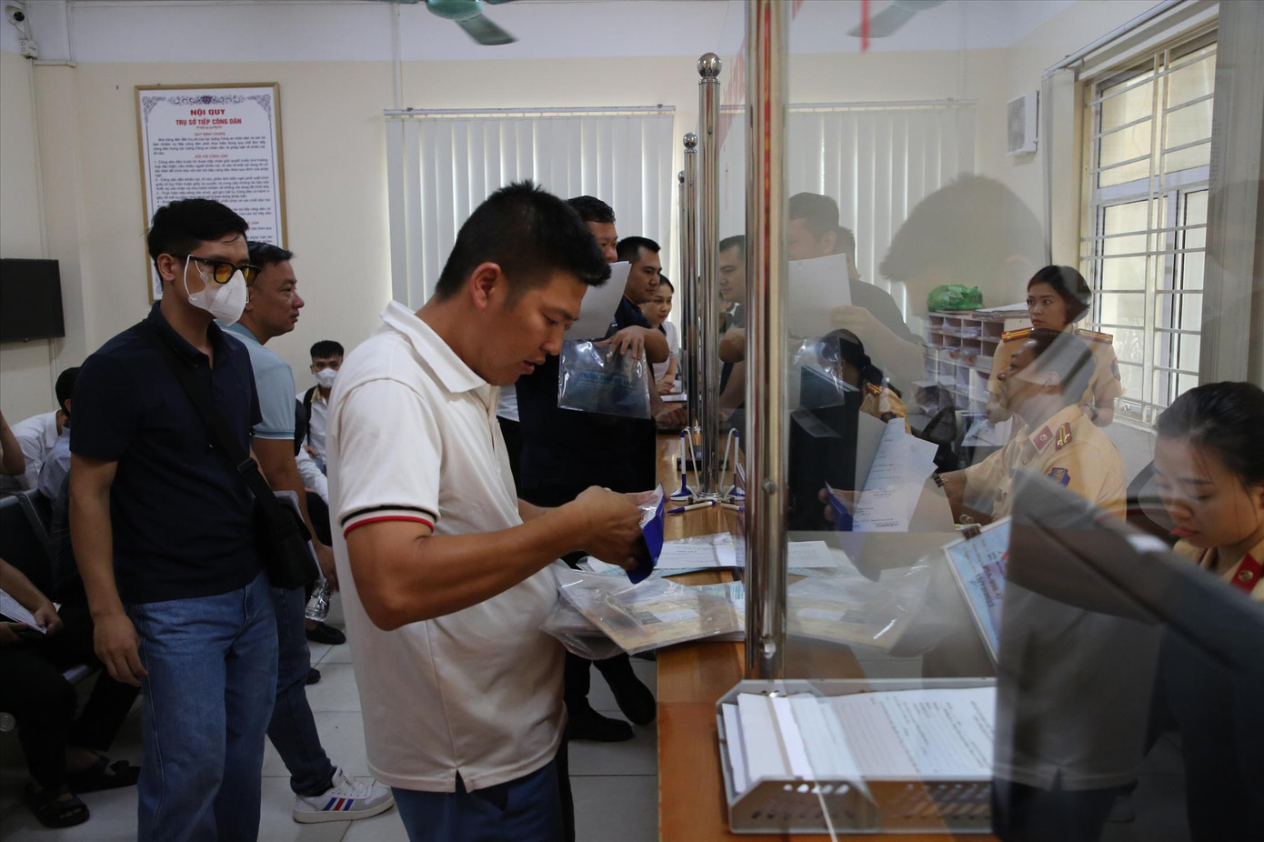 Bên trong khu vực tiếp nhận hồ sơ làm thủ tục sang tên đổi chủ ô tô, thu hồi biển số, đăng ký mới... tại Cơ sở đăng ký xe số 2, Phòng CSGT Công an TP Hà Nội