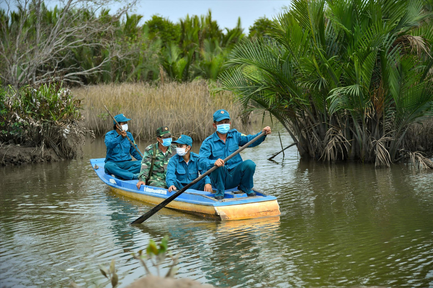 Cán bộ, chiến sĩ lực lượng dân quân tự vệ tỉnh Kiên Giang tuần tra trên các kênh, rạch lối mở dọc tuyến biên giới Cán bộ, chiến sĩ lực lượng dân quân tự vệ tỉnh Kiên Giang tuần tra trên các kênh, rạch lối mở dọc tuyến biên giới