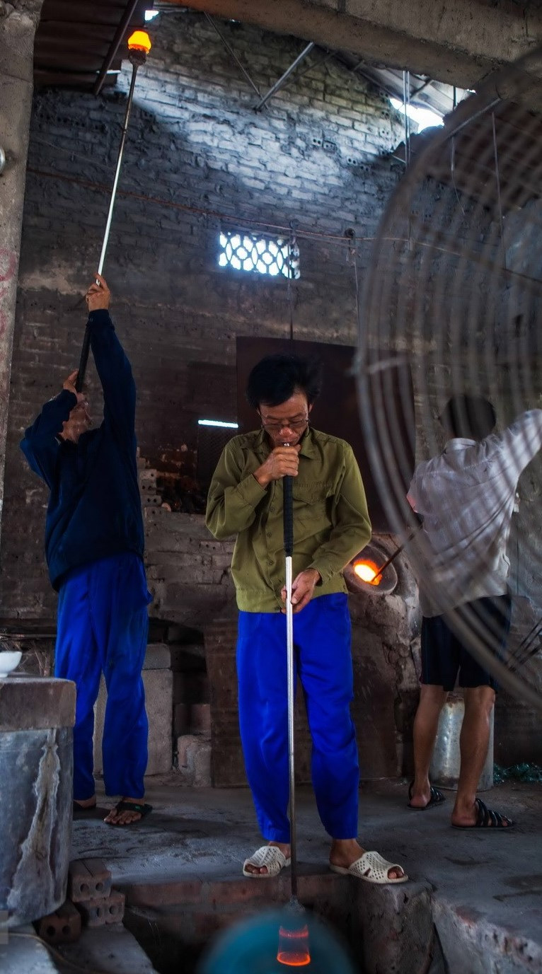 Anh Phạm Xuân Dương trực tiếp thổi thủy tinh Anh Phạm Xuân Dương trực tiếp thổi thủy tinh