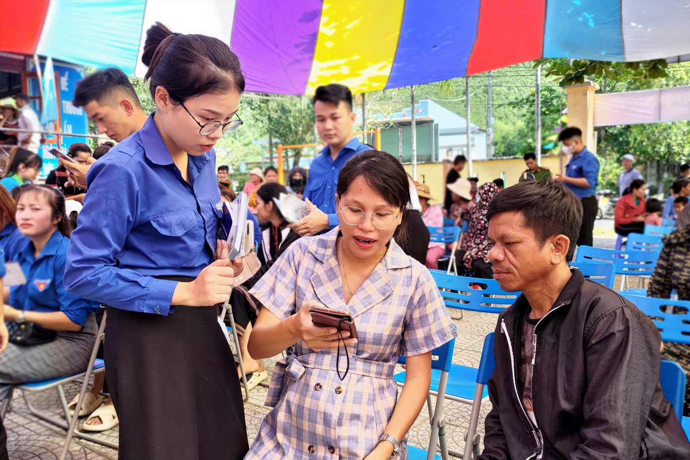 Áo xanh giúp bà con Cơ Tu đăng kí tài khoản dịch vụ công trực tuyến để dễ dàng thực hiện các thủ tục hành chính