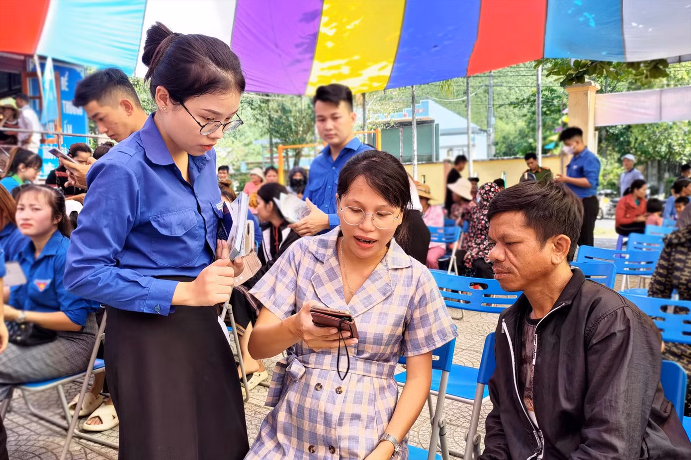 Áo xanh giúp bà con Cơ Tu đăng kí tài khoản dịch vụ công trực tuyến để dễ dàng thực hiện các thủ tục hành chính