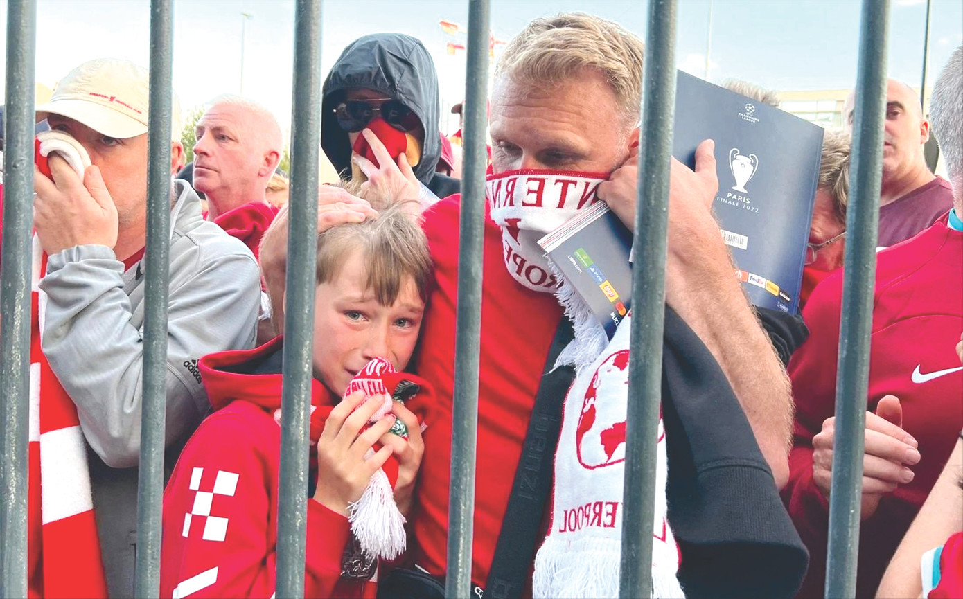 Người hâm mộ mắc kẹt ngoài sân Stade de France và bị xịt hơi cay. Ảnh: Telegraph