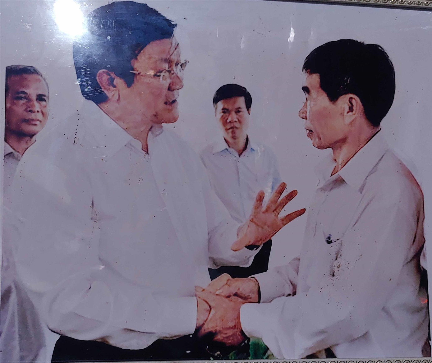 Chủ tịch nước Trương Tấn Sang trò chuyện với ông Nguyễn Quốc Chinh trong chuyến thăm đảo Lý Sơn tháng 4/2013. ảnh: TL Chủ tịch nước Trương Tấn Sang trò chuyện với ông Nguyễn Quốc Chinh trong chuyến thăm đảo Lý Sơn tháng 4/2013. ảnh: TL