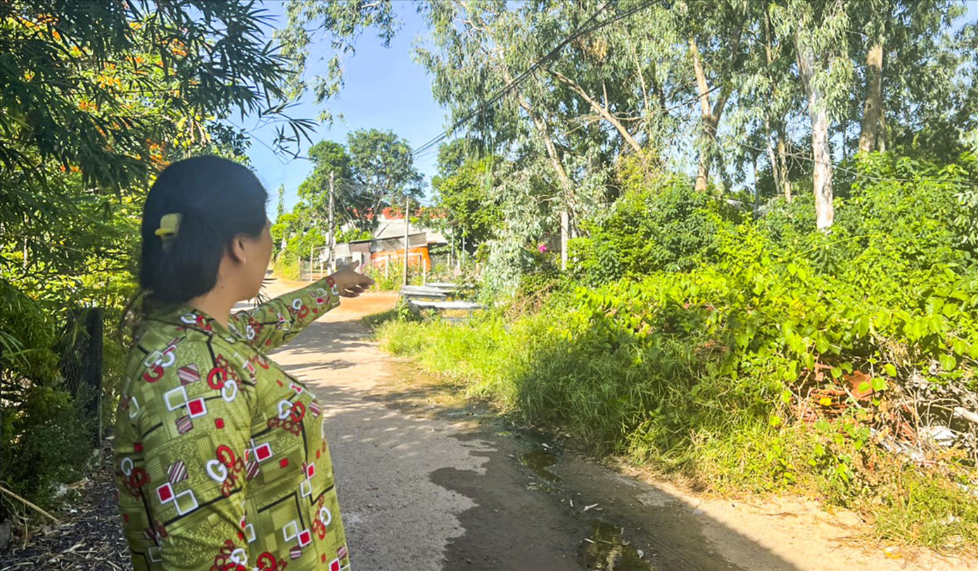 Người dân được cấp sổ đỏ đất ở từ năm 2009, nhưng đến nay vẫn chưa có đất để xây nhà. Ảnh: Trương Định Người dân được cấp sổ đỏ đất ở từ năm 2009, nhưng đến nay vẫn chưa có đất để xây nhà. Ảnh: Trương Định