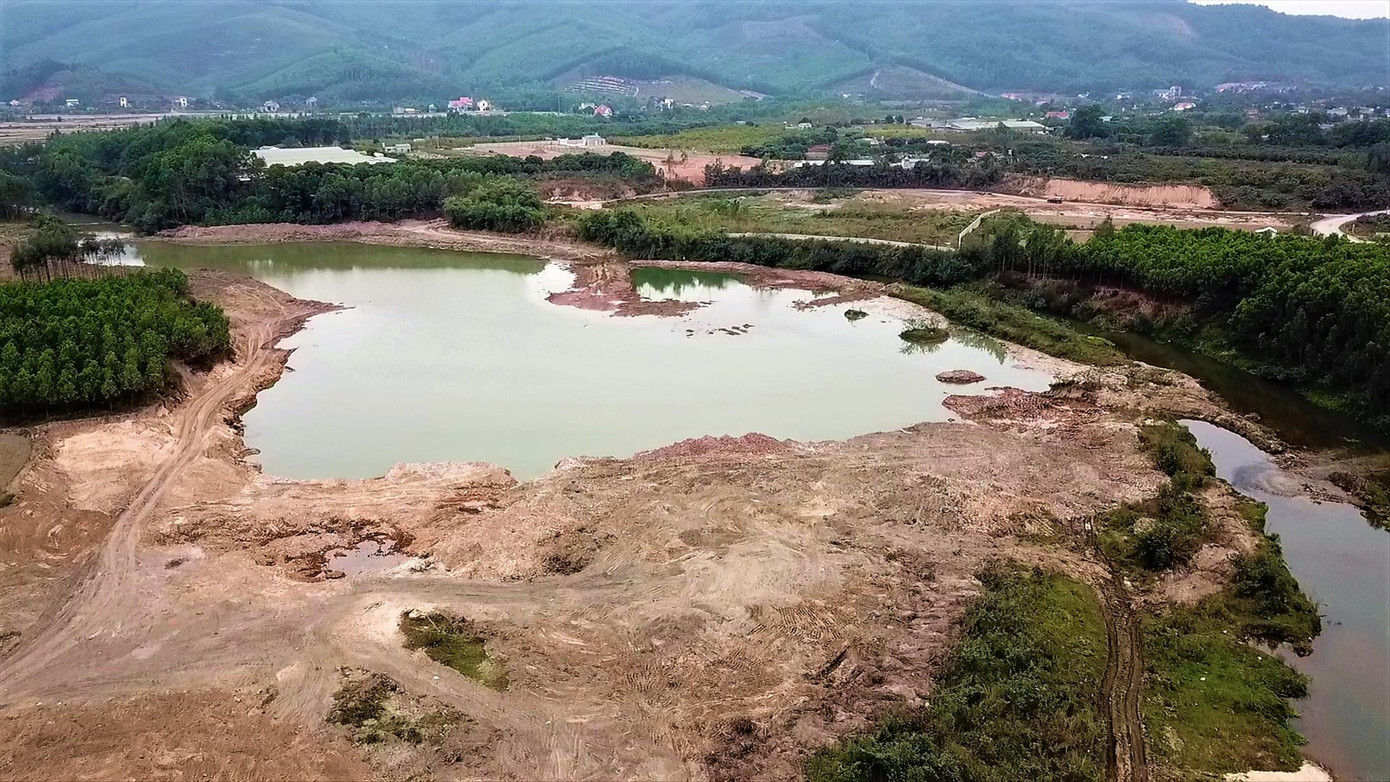 Hiện trường mênh mông nước sau khi các đối tượng cố tình san gạt, xóa dấu vết. Ảnh chụp ngày 12/1, Ảnh: Hoàng Dương