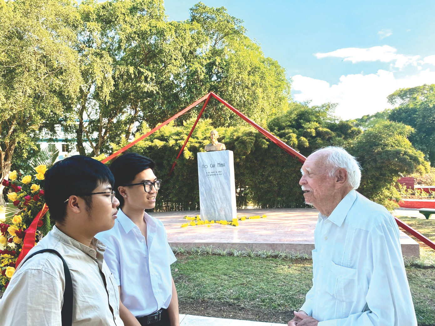 Bác Yoel Diaz Gutieres đang kể chuyện tượng đài cho 2 sinh viên Việt Nam. Bác Yoel Diaz Gutieres đang kể chuyện tượng đài cho 2 sinh viên Việt Nam.