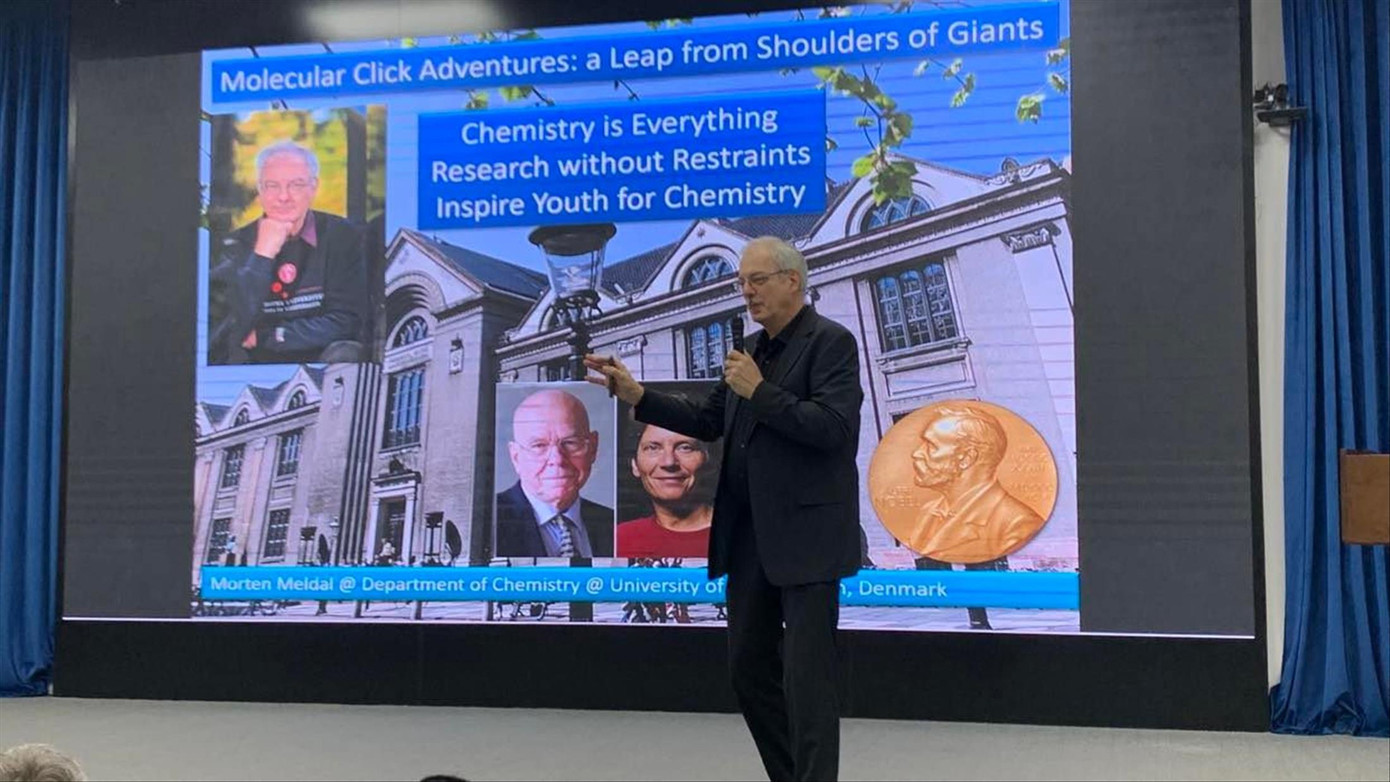 GS Morten P.Meldal và bài giảng đại chúng Hóa học Click cho sinh viên Trường ĐH Việt Pháp Ảnh: Nghiêm Huê GS Morten P.Meldal và bài giảng đại chúng Hóa học Click cho sinh viên Trường ĐH Việt Pháp Ảnh: Nghiêm Huê