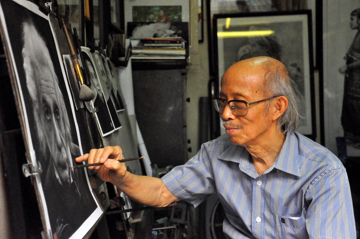Ông Bảo Nguyên gần 90 tuổi vẫn vẽ truyền thần mỗi ngày Ông Bảo Nguyên gần 90 tuổi vẫn vẽ truyền thần mỗi ngày