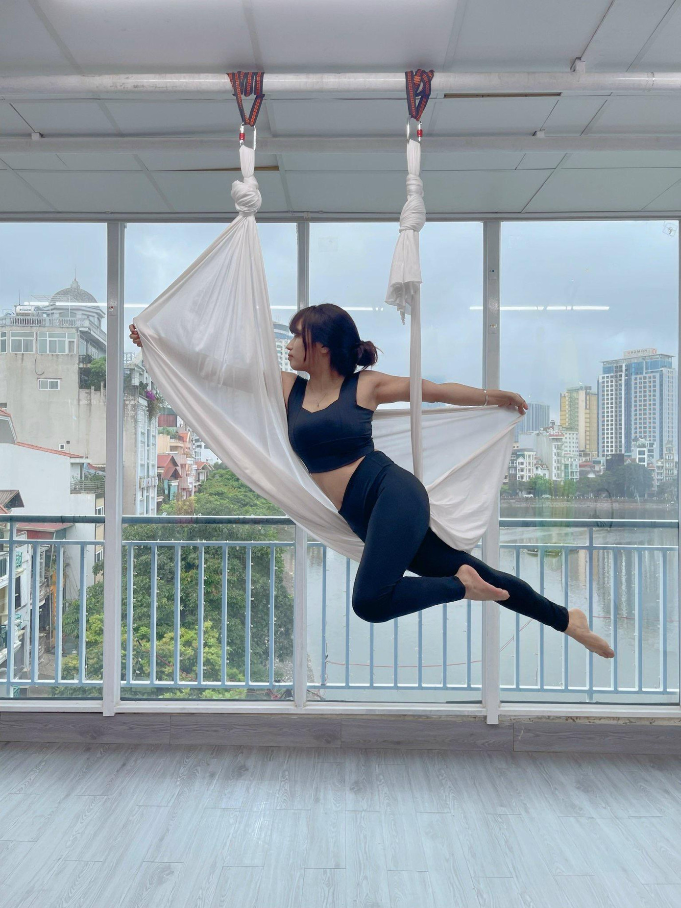 Chị Phương Lan gắn bó với yoga bay vì nó mang đến những xúc cảm mới mẻ xen lẫn mạo hiểm