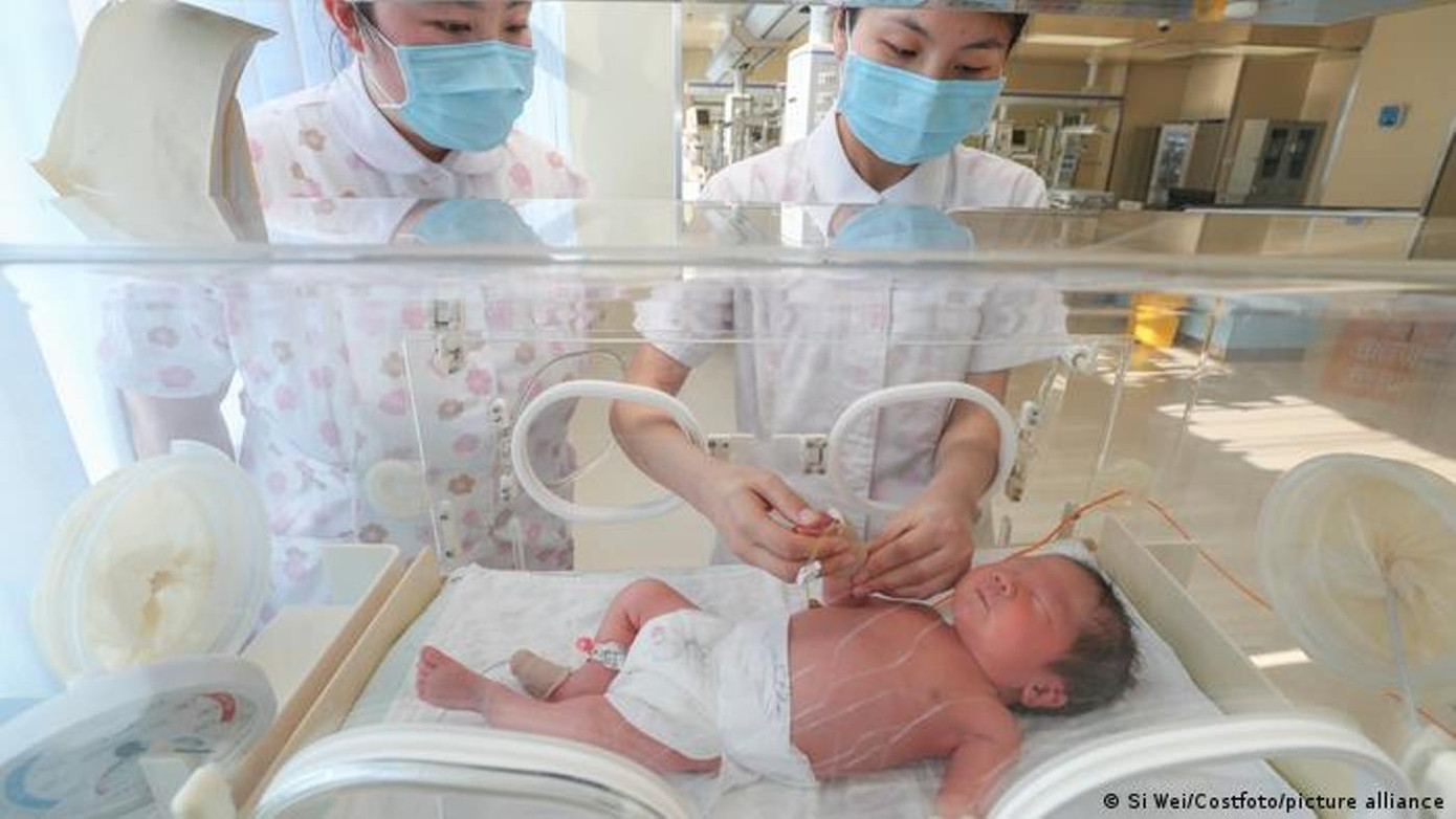 Nhân viên y tế Trung Quốc chăm sóc trẻ sơ sinh