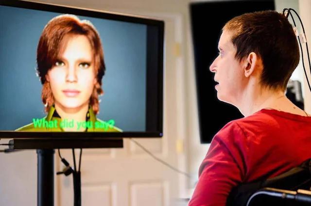 Bà Ann nói chuyện thông qua hình đại diện kỹ thuật số Bà Ann nói chuyện thông qua hình đại diện kỹ thuật số