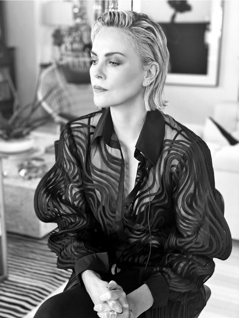 Diễn viên Charlize Theron mặc một thiết kế của CONG TRI trong chương trình “The Tonight Show Starring Jimmy Fallon” tháng 6/2021