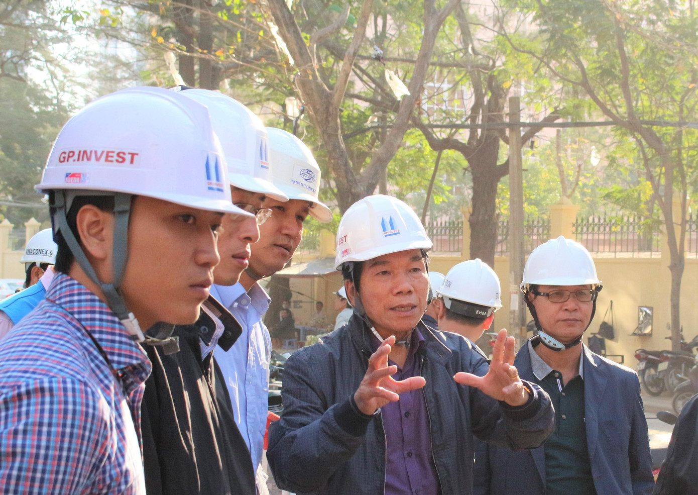 Dù U80 nhưng ông vẫn lên công trường kiểm tra từng chi tiết Ảnh: DUY PHẠM