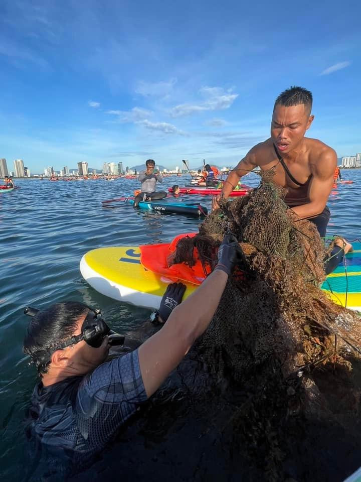 Lưới ma do anh Trung nhặt dưới đáy biển được đội SUP hỗ trợ đưa vào bờ