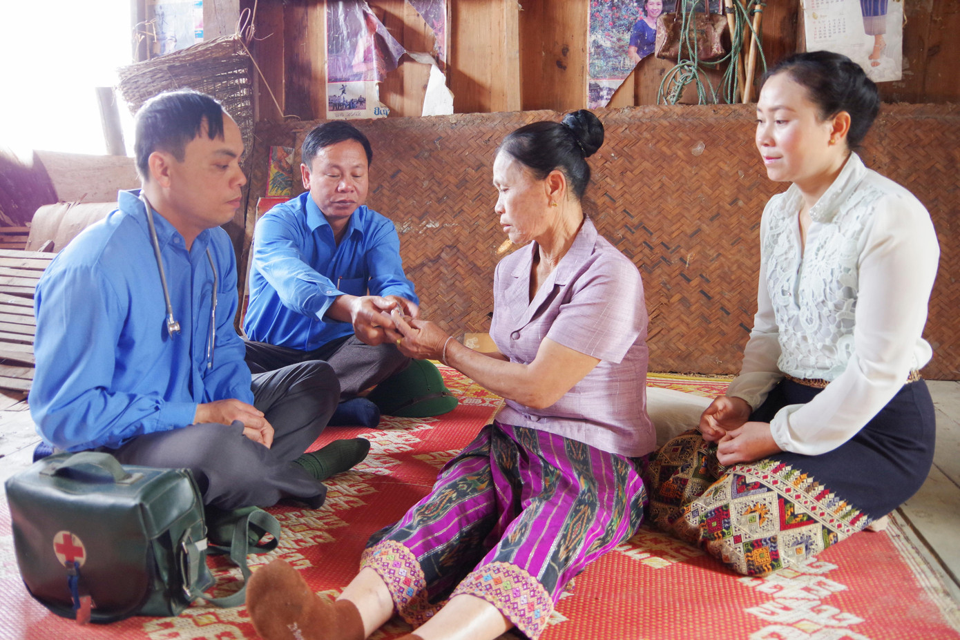 Quân Y - Đội Quy tập thăm khám, chữa bệnh cho người dân Lào