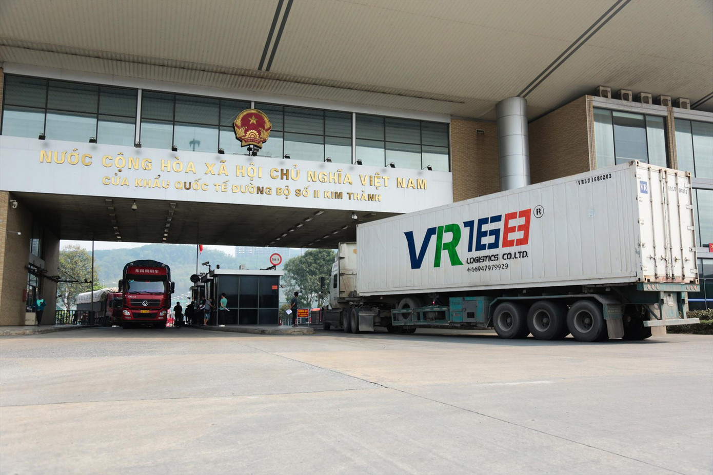 Hoạt động xuất nhập khẩu hàng hóa qua cửa khẩu Lào Cai diễn ra nhộn nhịp. Ảnh: Hân Nguyễn