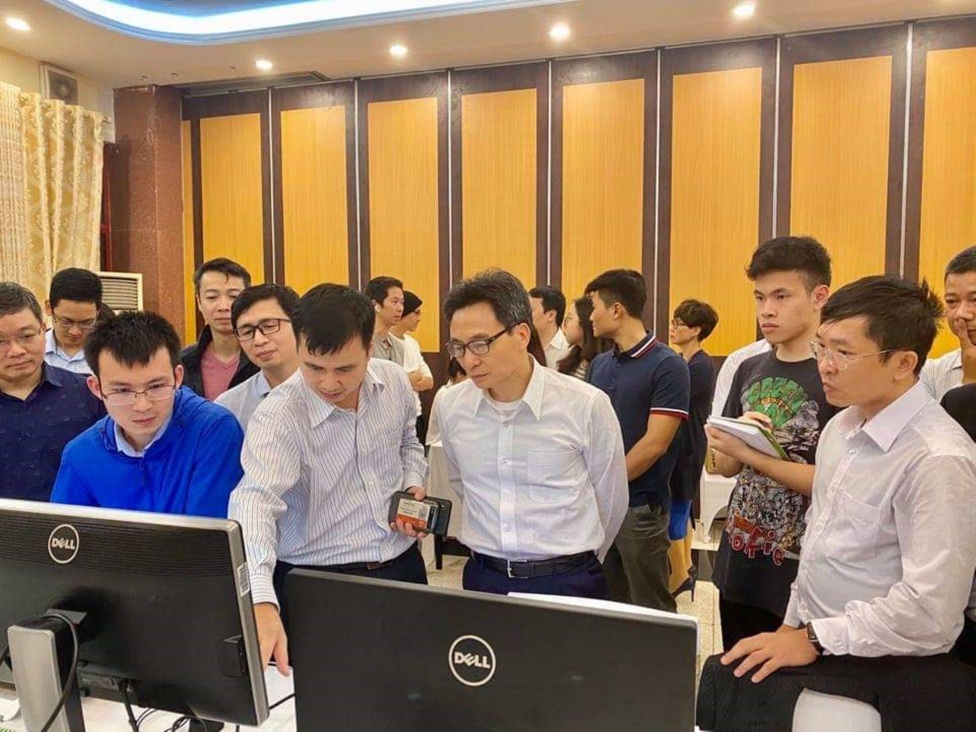 Tú và Tổ thông tin đáp ứng nhanh báo cáo Phó Thủ tướng Vũ Đức Đam về tình hình dịch COVID-19 Tú và Tổ thông tin đáp ứng nhanh báo cáo Phó Thủ tướng Vũ Đức Đam về tình hình dịch COVID-19