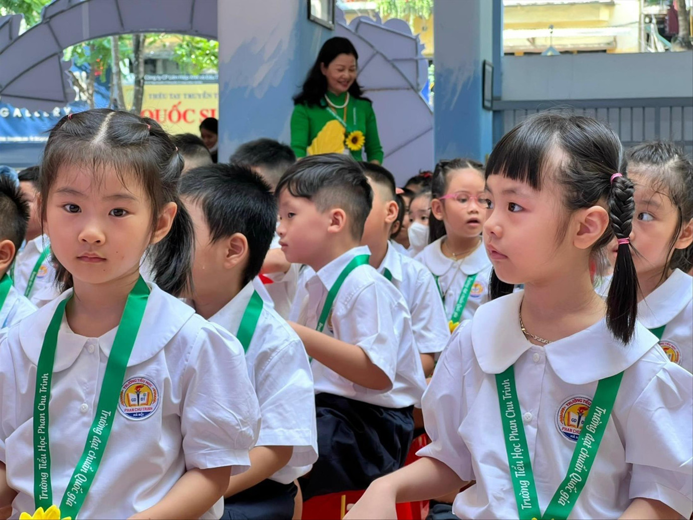 Học sinh lớp 1 ở một số trường tại Hà Nội đã đến trường từ đầu tháng 8 để làm quen