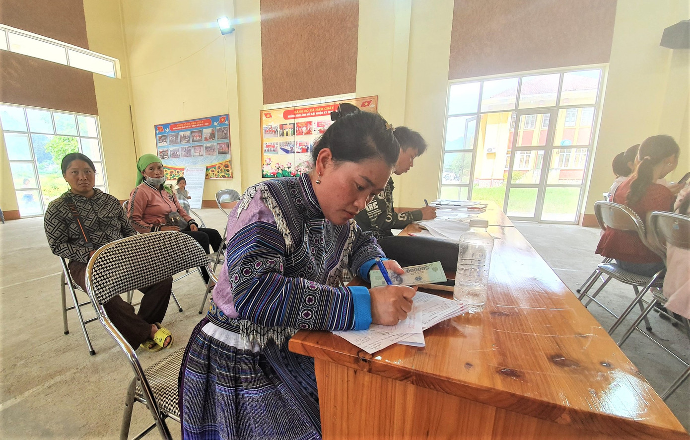 Vàng Seo Dua nộp tiền cho tổ vay vốn tại trụ sở xã. Vàng Seo Dua nộp tiền cho tổ vay vốn tại trụ sở xã.