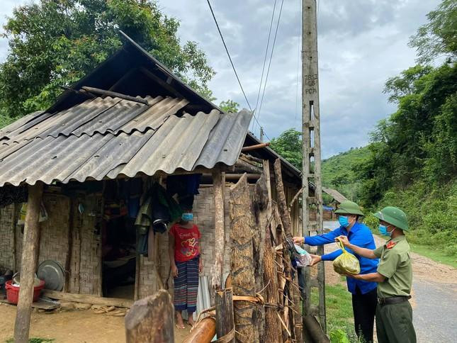 Đoàn thanh niên hỗ trợ các gia đình cách ly tại huyện Tương Dương