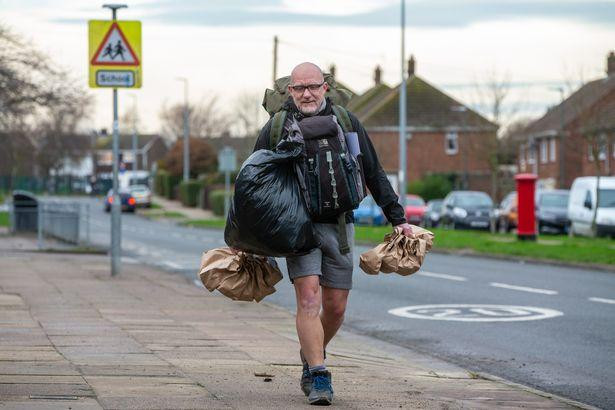 Ông Powles trên lộ trình giao đồ ăn cho các học sinh