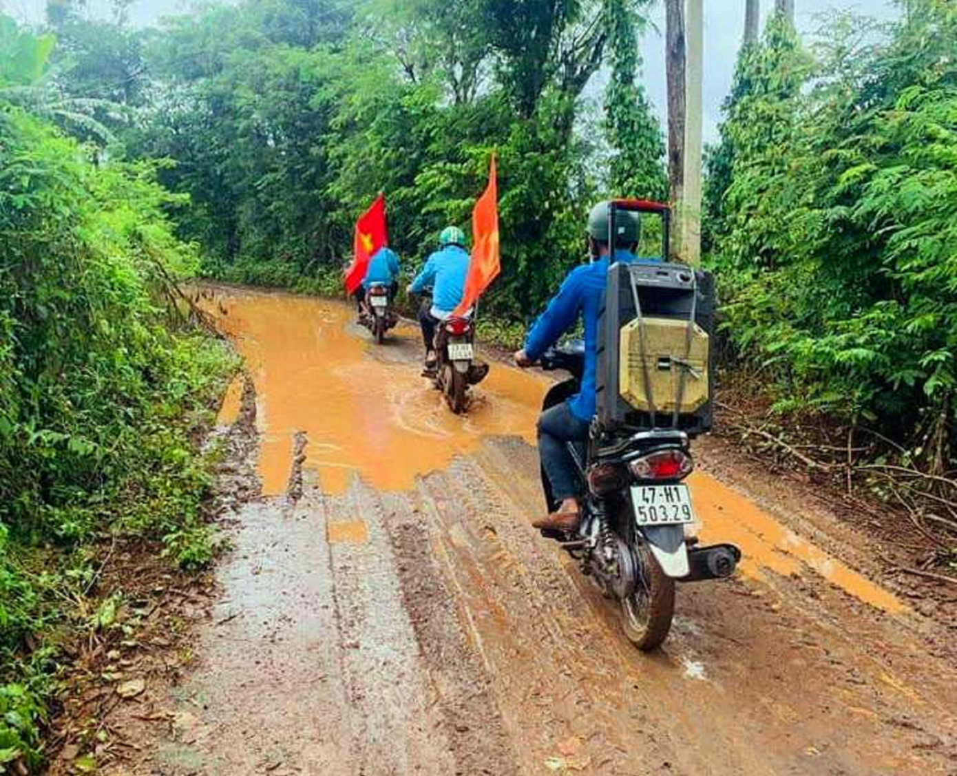 Đoàn thanh niên tuyên truyền bằng 2 thứ tiếng