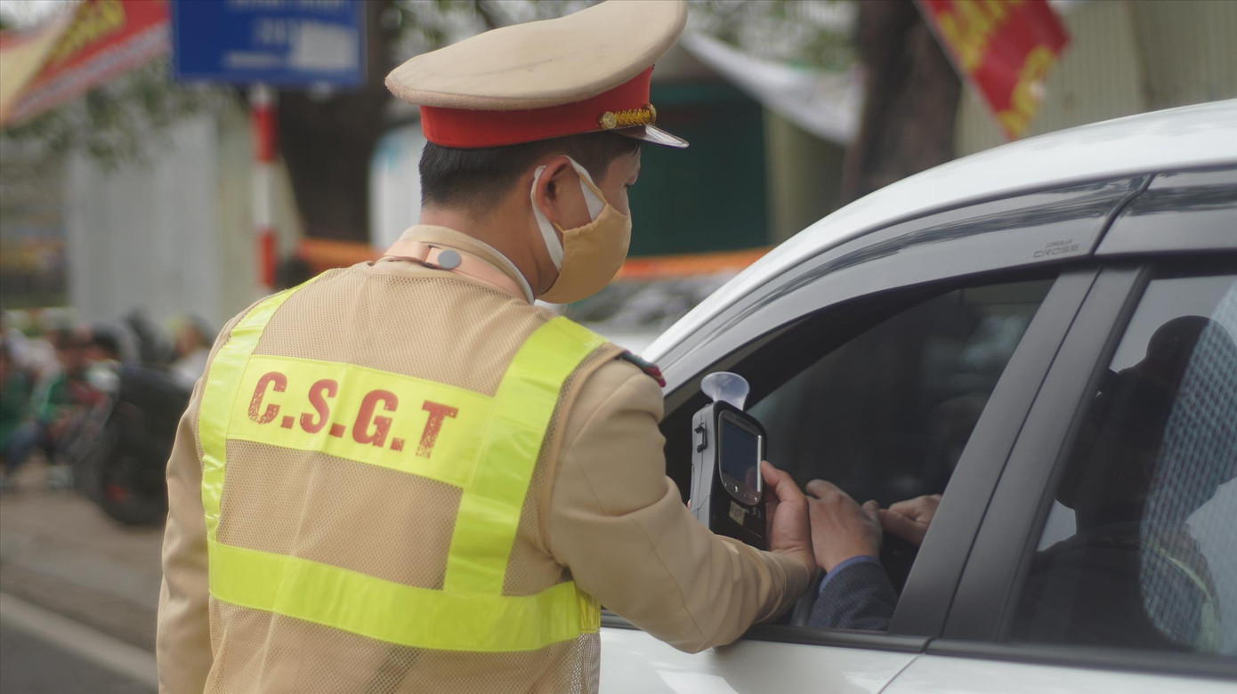 Cảnh sát cho lái xe xem kết quả kiểm tra nồng độ cồn ảnh: PV Cảnh sát cho lái xe xem kết quả kiểm tra nồng độ cồn ảnh: PV