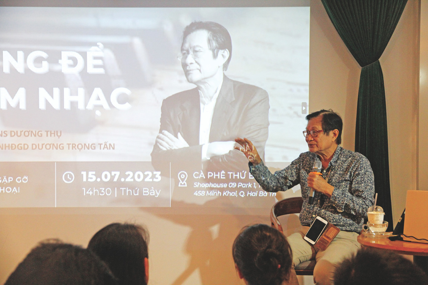 Nhạc sĩ Dương Thụ trong lần hiếm hoi giao lưu cùng khán giả hồi tháng Bảy tại Cà Phê Thứ Bảy Hà Nội - salon văn hóa do ông chủ trì Ảnh: N.M.Hà
