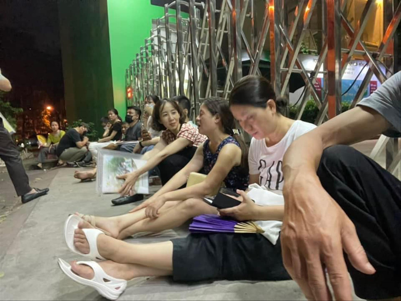 Phụ huynh vạ vật xếp hàng xuyên đêm nộp hồ sơ vào Trường THPT Phan Huy Chú. Ảnh: phụ huynh cung cấp Phụ huynh vạ vật xếp hàng xuyên đêm nộp hồ sơ vào Trường THPT Phan Huy Chú. Ảnh: phụ huynh cung cấp