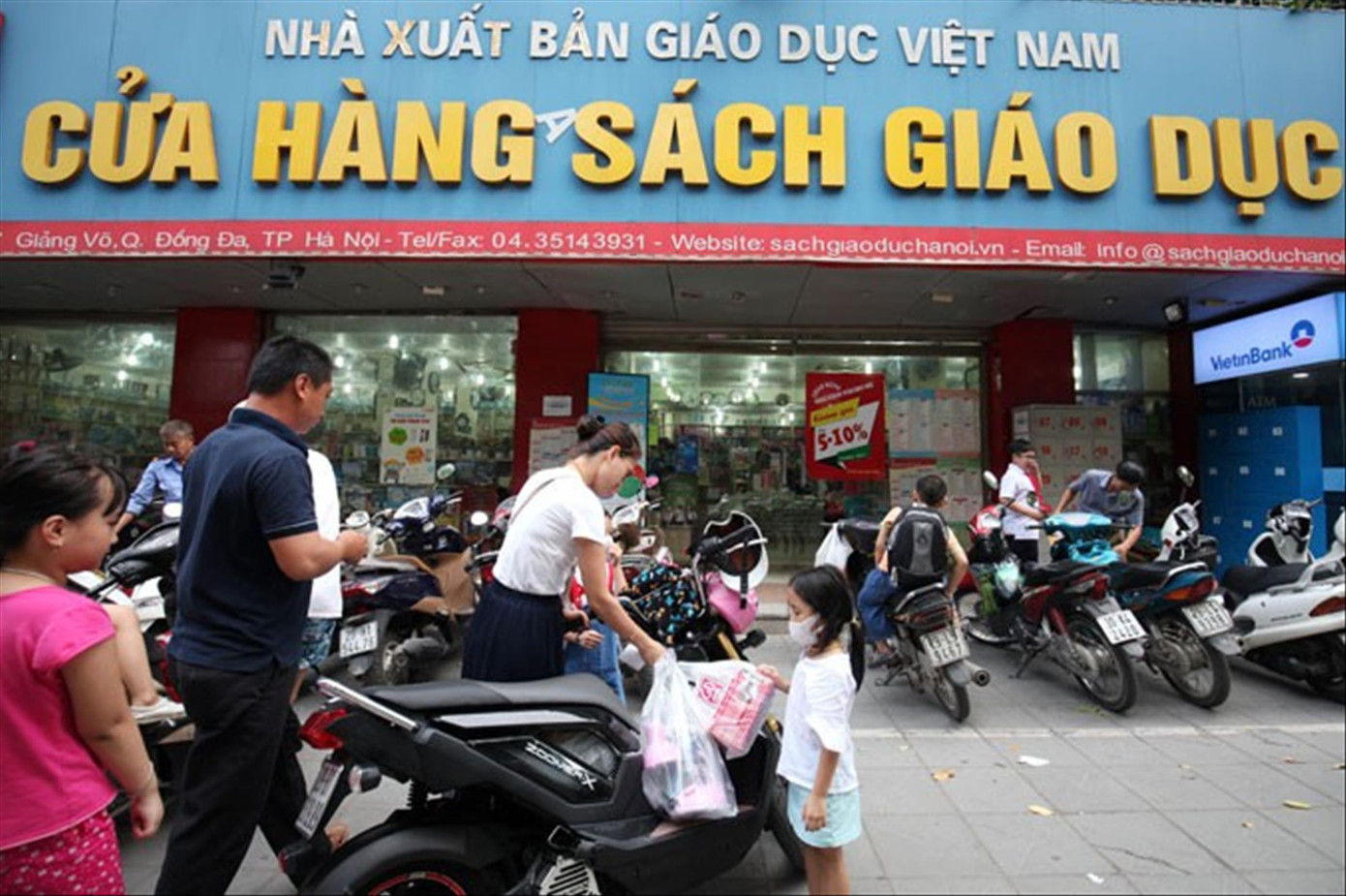 Giá sách giáo khoa tăng 3-4 lần, nỗi lo của phụ huynh trước thềm năm học mới. Ảnh: Như Ý