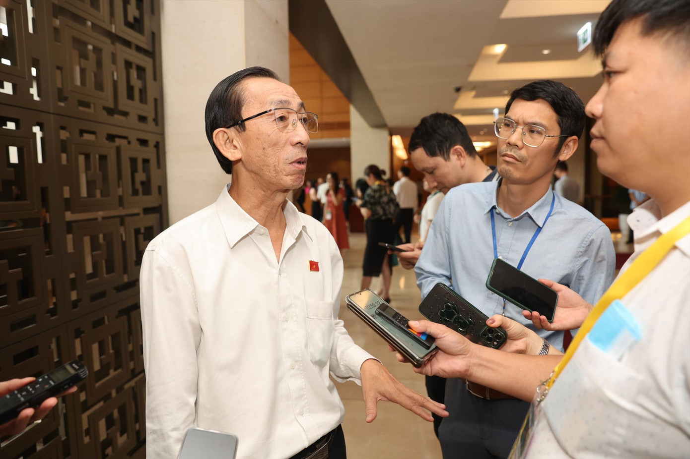 Phóng viên Tiền Phong trao đổi với các đại biểu bên lề hành lang Quốc hội Ảnh: Như Ý Phóng viên Tiền Phong trao đổi với các đại biểu bên lề hành lang Quốc hội Ảnh: Như Ý