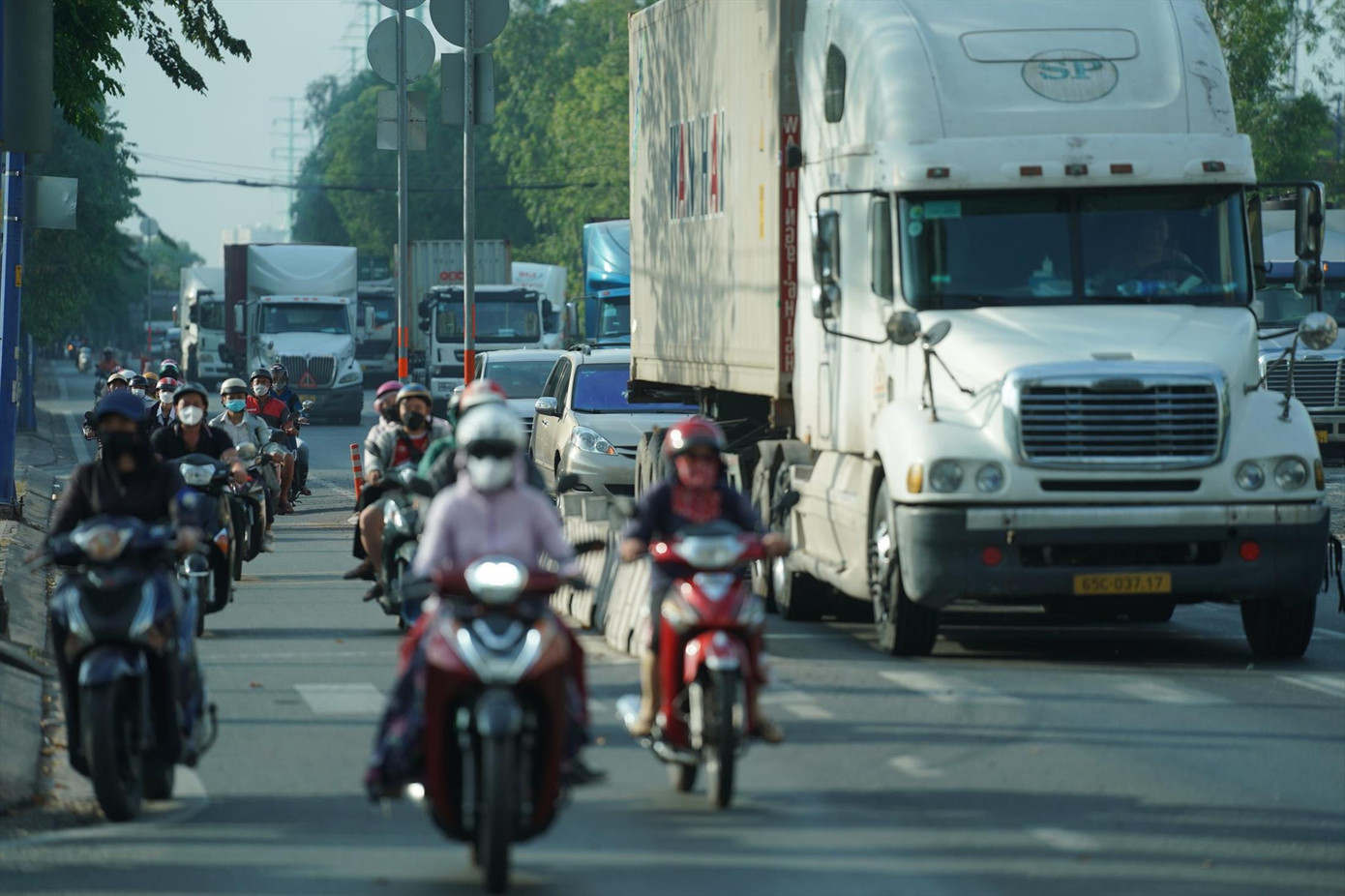 Hoạt động vận tải hàng hóa bằng xe container tại cửa ngõ cảng Cát Lái (TP Thủ Đức) Ảnh: Phạm Nguyễn