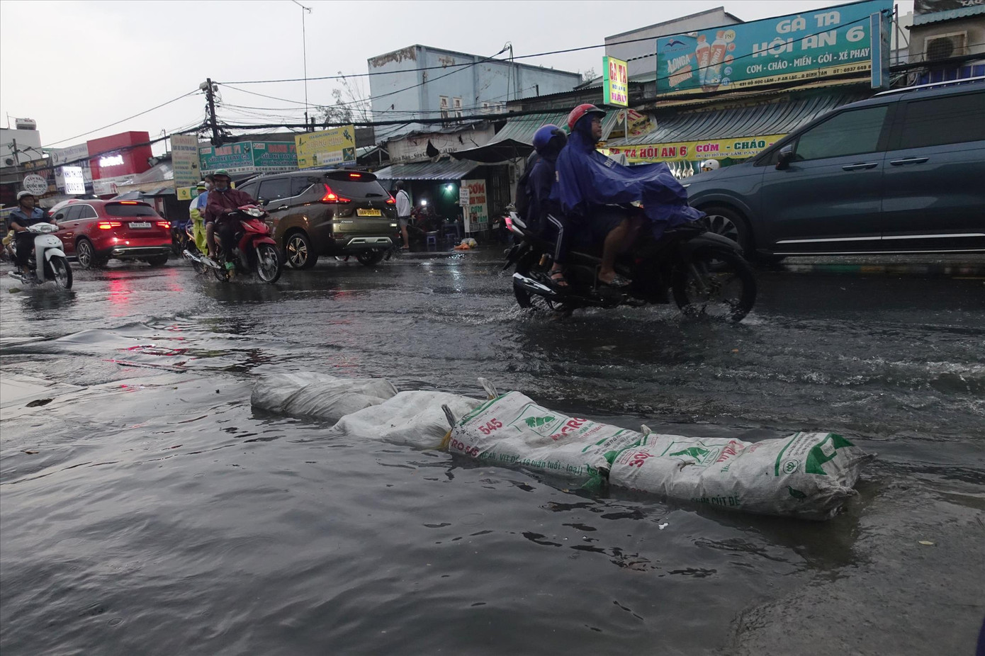 Người dân đắp bao cát ngăn nước trên đường Hồ Ngọc Lãm ảnh: H.H Người dân đắp bao cát ngăn nước trên đường Hồ Ngọc Lãm ảnh: H.H