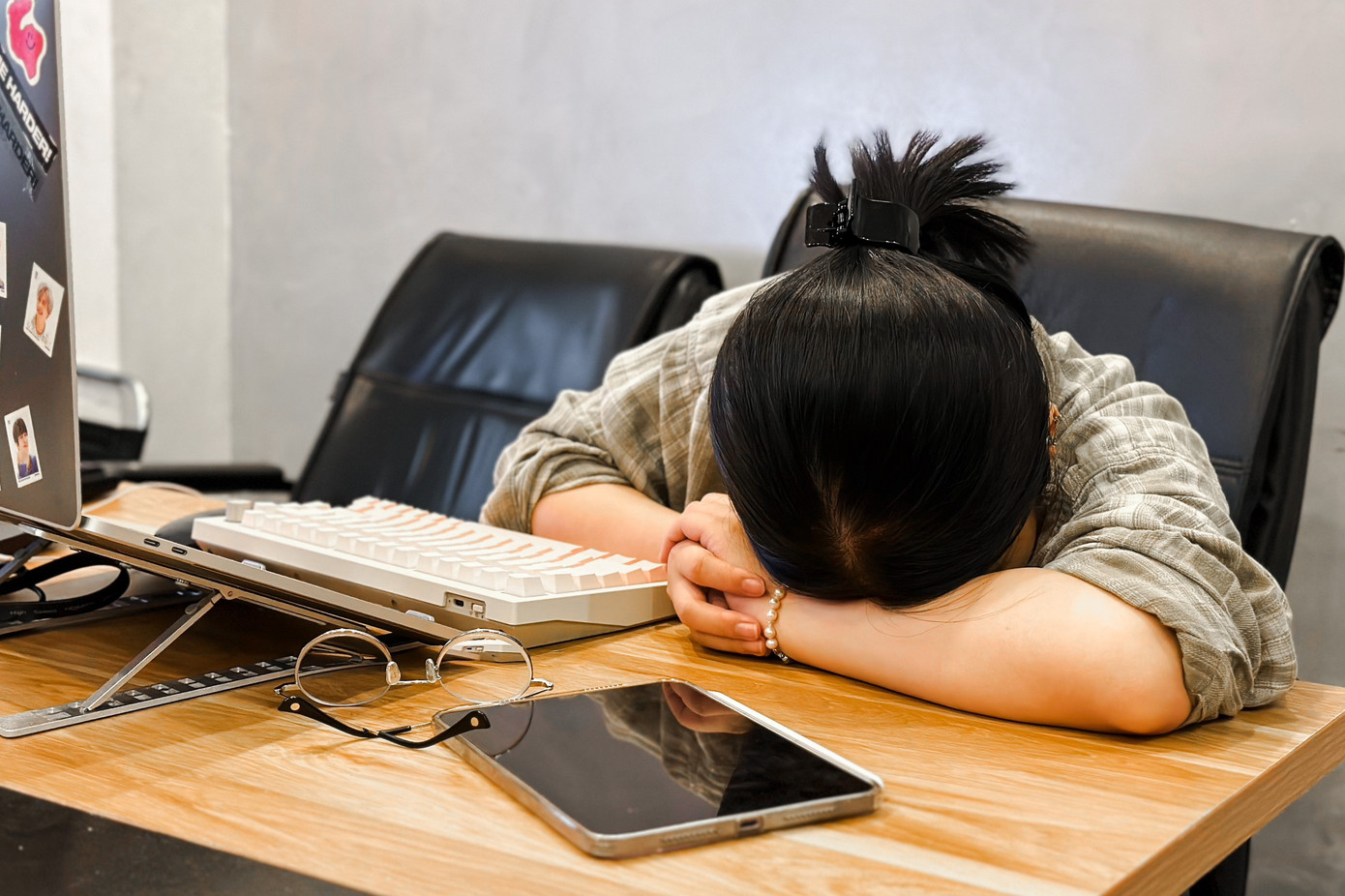 Nhiều người trẻ hằng ngày đối mặt với hội chứng kiệt sức nơi công sở Nhiều người trẻ hằng ngày đối mặt với hội chứng kiệt sức nơi công sở