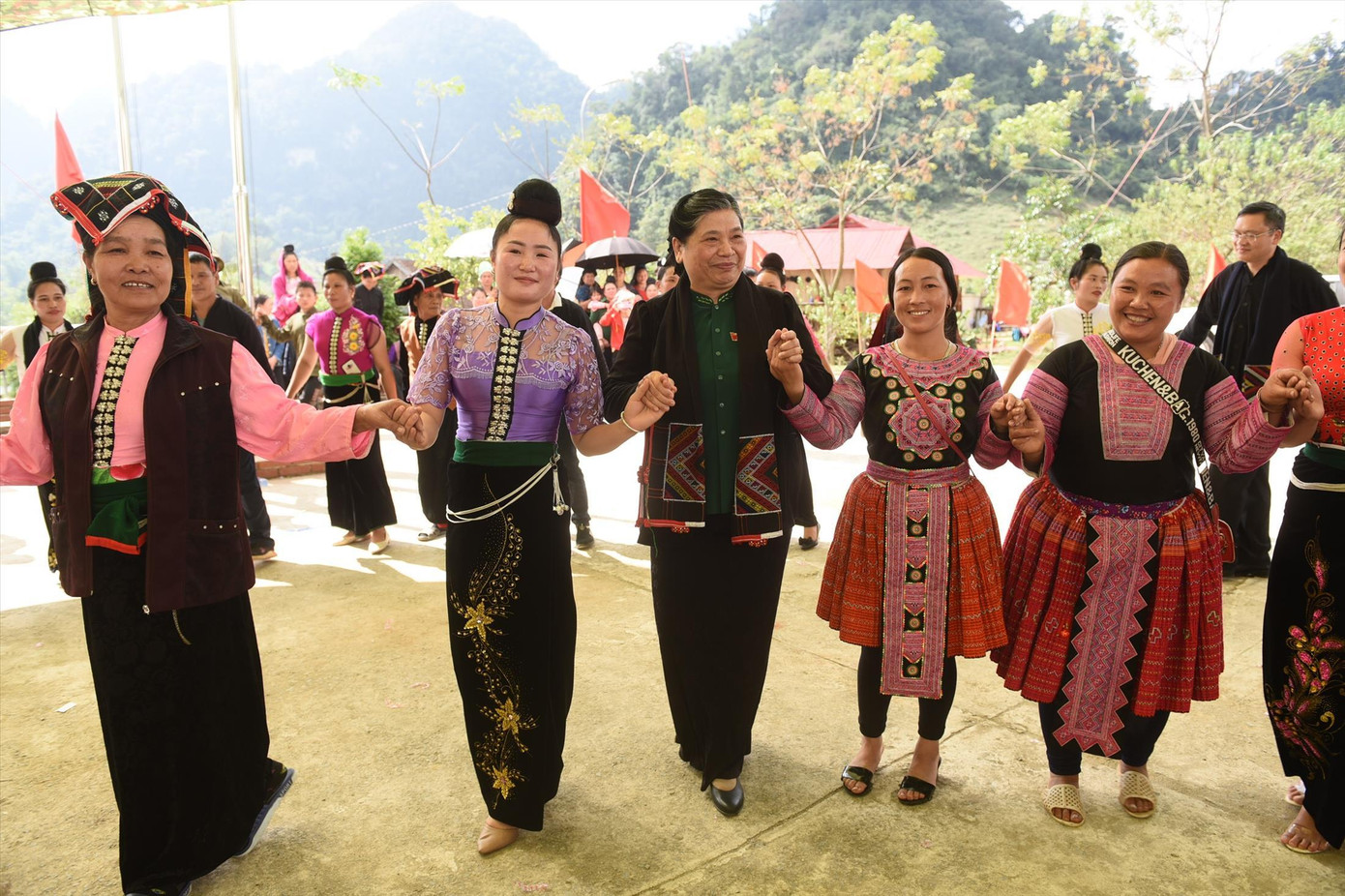 Nguyên Phó Chủ tịch Quốc hội Tòng Thị Phóng (thứ 3 từ phải qua) cùng các cô gái bản Lai Châu múa xòe TháiẢnh: NHẬT MINH